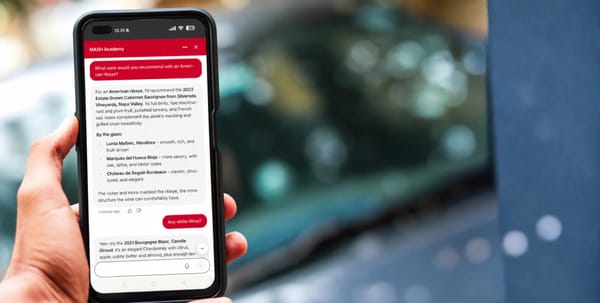 MASH Academy på en telefon, hvor en medarbejder spørger chatbotten om vinanbefaling til en ribeye