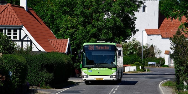 FynBus-bus på linje 484 mod Munkebo på en landsbyvej