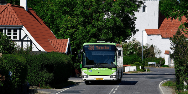 FynBus-bus på linje 484 mod Munkebo på en landsbyvej